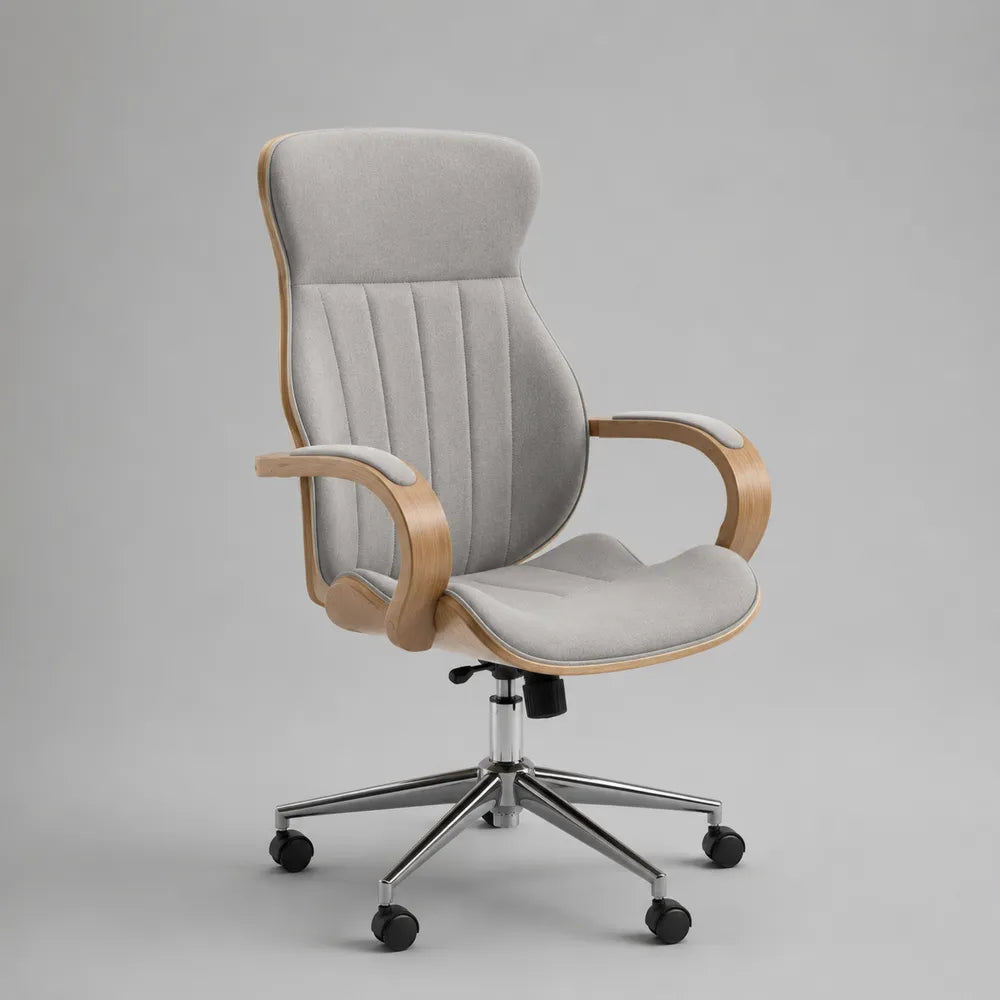 Sedia da ufficio girevole in tessuto beige con braccioli in legno e base cromata a cinque razze con ruote 65 x 65 x 115 cm