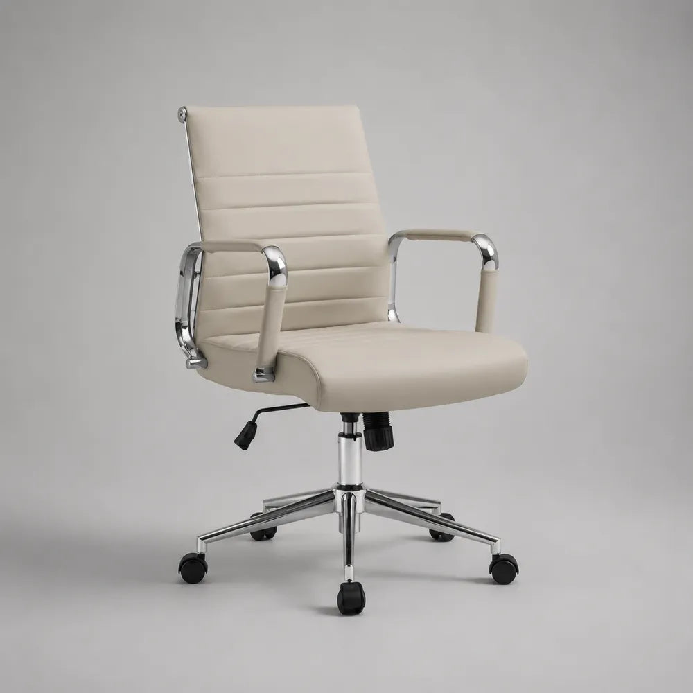Sedia da ufficio girevole in PU beige con braccioli e base cromata a cinque razze con ruote regolabile in altezza 60 x 60 x 90-100 cm